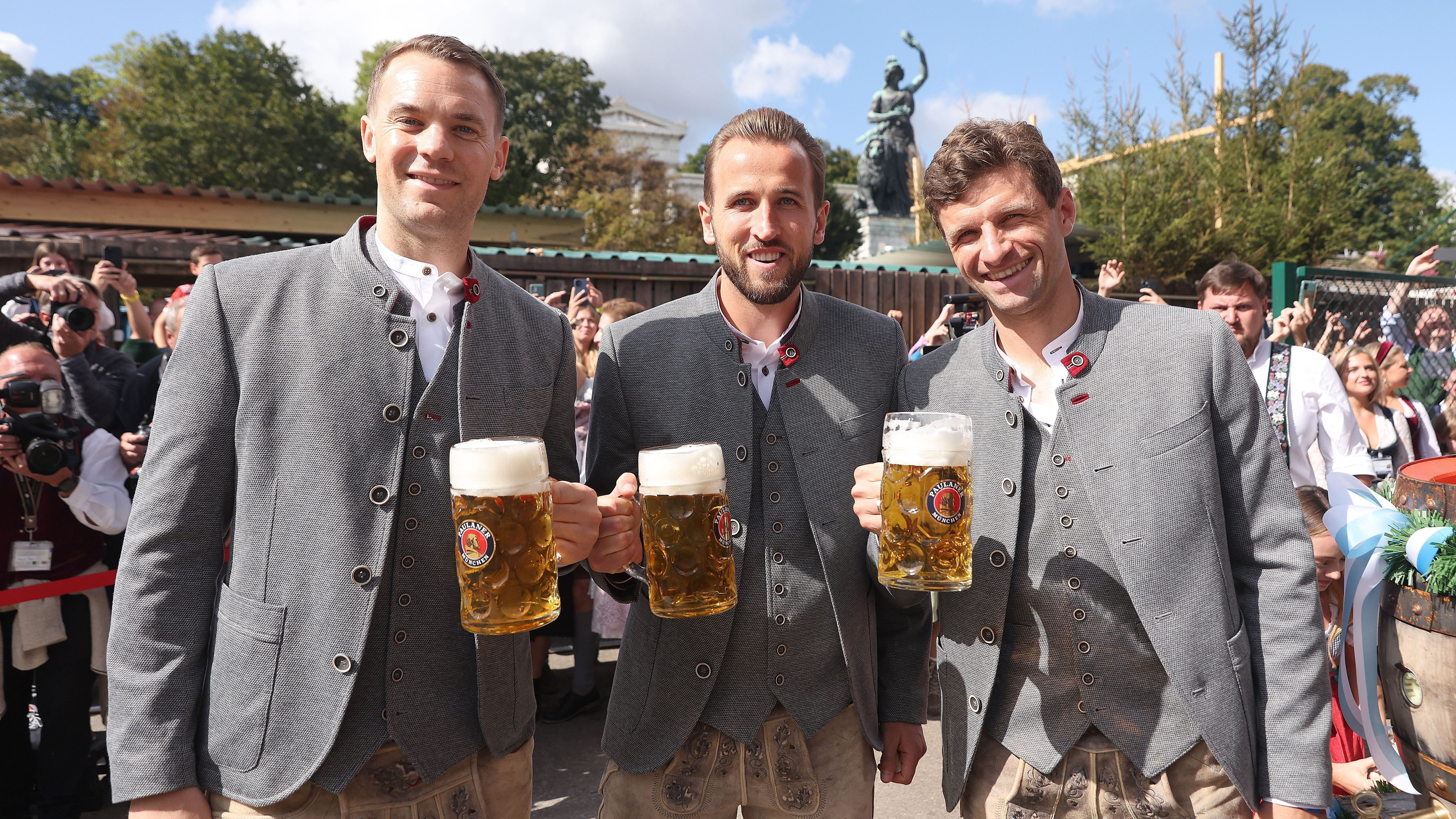 <strong>O'zapft is: Die Bayern-Stars feiern auf dem Oktoberfest 2023</strong><br>Das Oktoberfest 2023 ist in vollem Gange und zahlreiche FCB-Stars waren bereits zu Gast. <em><strong>ran</strong></em> zeigt, wie sich die Bayern auf der Wiesn amüsierten.