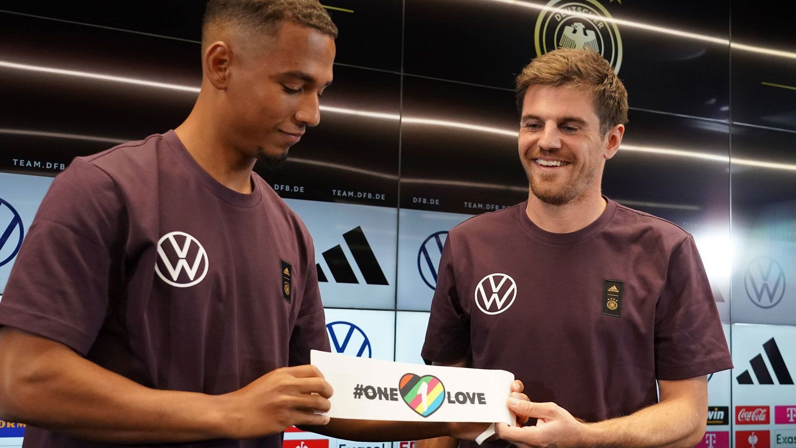 
                <strong>DFB kritisiert späte Reaktion der FIFA</strong><br>
                Der DFB kritisiert grundsätzlich, dass die FIFA früh über den "One Love"-Plan informiert worden sei, sich nun jedoch querstelle und auf die eigenen Binden verweise. "Jetzt, zwei Tage vor dem Turnier, mit einer eigenen Binde zu kommen, wo England schon mit der Binde gespielt hat und unsere Kapitäne sich dazu bekannt haben, ist das natürlich schwierig", monierte DFB-Boss Bernd Neuendorf nach einem Bindengipfel im "ZDF": "Wir haben der FIFA daher die Position übermittelt, dass wir mit der Binde auflaufen und somit sind wir da nicht auf einen Nenner gekommen." Vor Manuel Neuer würden plangemäß unter anderem schon Harry Kane für England und Virgil van Dijk für die Niederlande mit der besonderen Binde auflaufen. Frankreichs Hugo Lloris hat dagegen erklärt, mit einer FIFA-Binde spielen zu wollen.
              