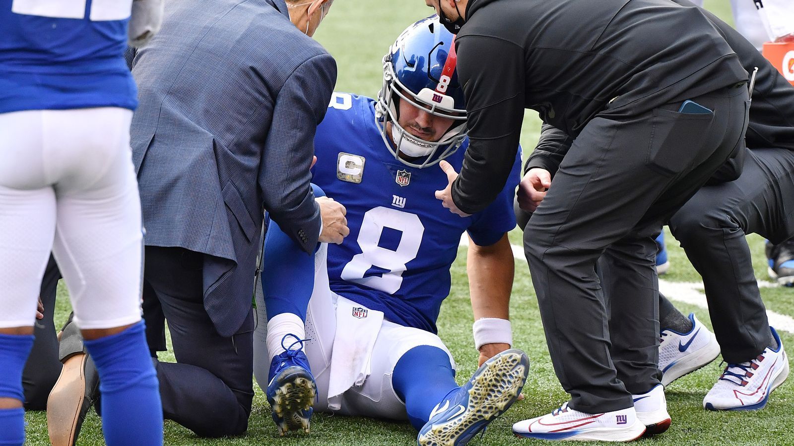 
                <strong>Daniel Jones (Quarterback)</strong><br>
                Kaum hatte der Quarterback seine vielen Turnover auf ein Minimum reduziert, fiel er auch schon verletzt aus. Allerdings war der Passgeber maßgeblich an den Erfolgen beteiligt, eben weil er erstmals diese Saison den Ball nicht mehr verlor und zugleich nicht in die Hände der Gegner warf. Die Oberschenkelverletzung kommt zu einem unpassenden Zeitpunkt, allerdings führt Backup McCoy die Erfolgsgeschichte ja fort.
              