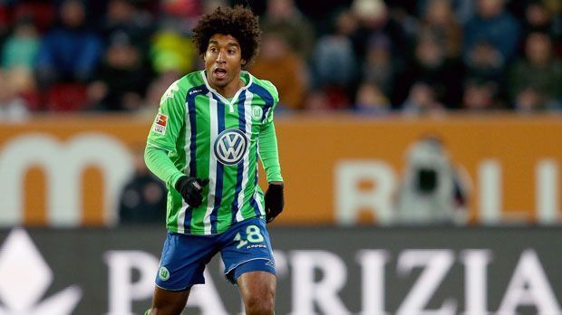 
                <strong>VfL Wolfsburg (17 Spieler aus Brasilien)</strong><br>
                VfL Wolfsburg (17 Spieler aus Brasilien): Da in Wolfsburg gerade in den letzten Jahren das Geld relativ locker saß, konnten sich die VfL-Verantwortlichen am teuren brasilianischen Markt umsehen. Doch die aktuellen Brasilianer der Wolfsburger kamen allesamt von der Bundesliga-Konkurrenz, wie etwa Dante und Luiz Gustavo vom FC Bayern oder Naldo aus Bremen. Brasilianischer Rekordspieler der Niedersachsen ist immer noch der frühere Kapitän Josue, der bis März 2013 in der Autostadt aktiv war.
              
