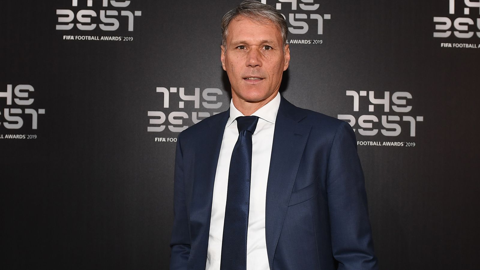 
                <strong>Verlierer: Marco van Basten</strong><br>
                Eine verbale Entgleisung im niederländischen Fernsehen hatte für die Oranje-Ikone Marco van Basten Folgen. Nachdem der 55-Jährige zuletzt als Experte im "Fox Sports"-Studion nach einem Interview mit dem deutschen Trainer Frank Wormuth (Heracles Almelo) "Sieg Heil" sagte, geriet der einstige Weltklasse-Stürmer verständlicherweise heftig in die Kritik. Daraufhin zog FIFA-Produzent EA Sports Konsequenzen. Van Basten wurde aus der Fußball-Simulation FIFA 20 entfernt. Dort war van Basten als eine von zahlreichen Ikonen integriert. Nach seiner verbalen Entgleisung hat sich van Basten mittlerweile entschuldigt. "Es war nicht meine Absicht, die Menschen zu schockieren", erklärte der Niederländer. Der Scherz, den er eigentlich über das offenbar nicht perfekte Deutsch des Reporters machen wollte, sei "deplatziert gewesen". Das Honorar van Bastens wurde an das Niederländische Institut für Kriegsdokumentation (NIOD) gespendet und die Zusammenarbeit des TV-Senders "Fox Sports" mit dem Ex-Profi für eine Woche ausgesetzt.
              