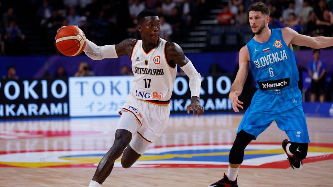 Deutschlands Teamleader Dennis Schröder gegen Sloweniens Aleksej Nikolic im Gruppenfinale bei der WM in Okinawa, Japan.