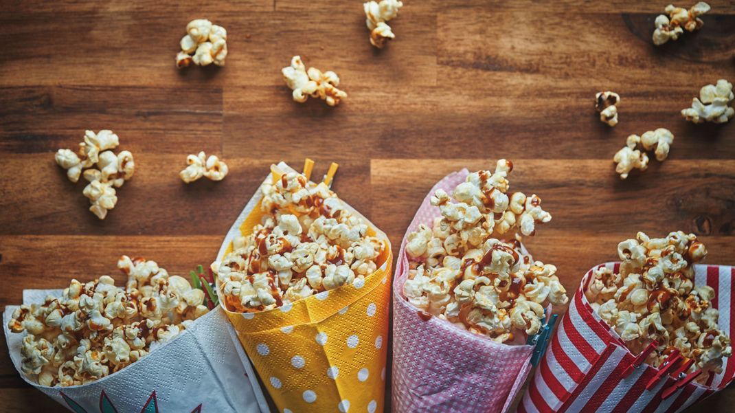 Das süße Karamell-Mandel-Popcorn wirkt eingewickelt in Servietten gleich noch viel süßer – perfekt für den Filmabend.