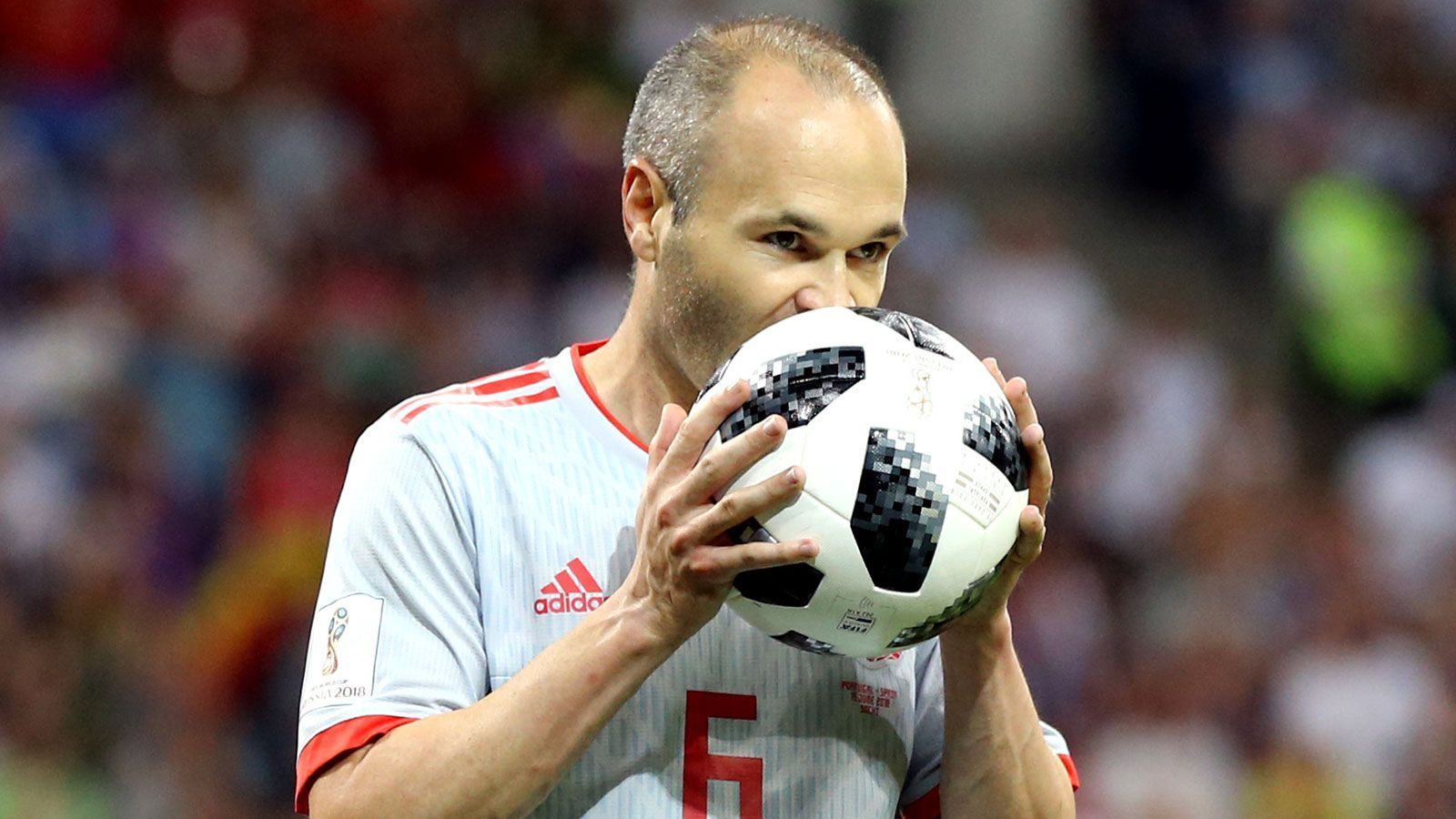 
                <strong>Andres Iniesta (Spanien)</strong><br>
                Hatte in der 33. Minute die 2:1-Führung auf dem Fuß und verpasste diese knapp. Der zukünftige Japan-Legionär ließ sich immer wieder fallen und versuchte so das Spiel der Spanier anzukurbeln. Iniesta übernahm nach dem 2:2-Ausgleich die Chef-Rolle in Mittefeld, kurbelte jede Angriffswelle an. Ein gute Partie der Barca-Legende. ran-Note: 2 
              