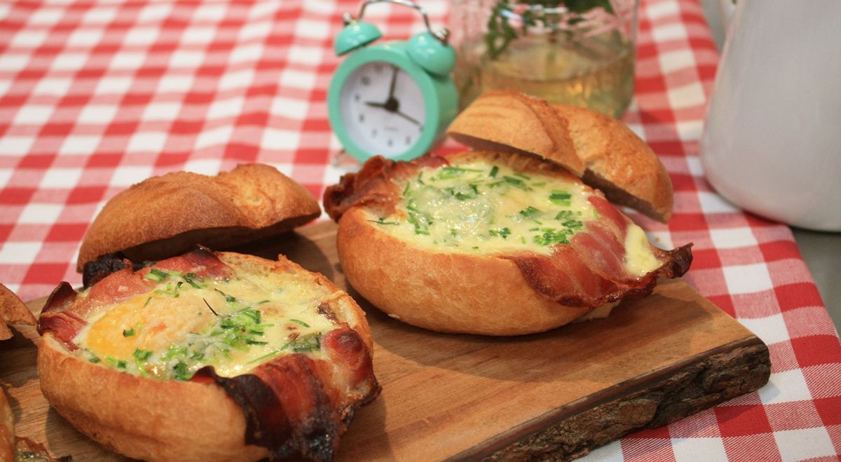 Gebackenes Ei im Brötchen