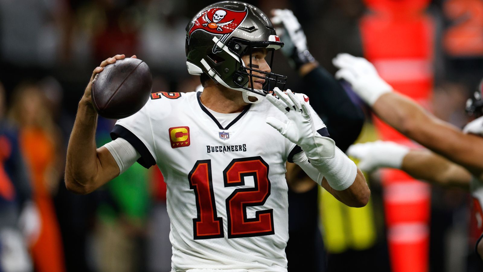 
                <strong>Tampa Bay Buccaneers</strong><br>
                Die Tampa Bay Buccaneers haben die wohl rostigsten Leistungen aller Teams mit zwei Siegen in den ersten beiden Wochen hingelegt. Nach einem 19:3 bei den Dallas Cowboys gab es ein mühsam erkämpftes 20:10 bei den New Orleans Saints. Während die Defense bereits auf Top-Niveau agiert, stockt vor allem die Offense noch. Wer Tom Brady allerdings kennt, der weiß, dass er besser wird, je länger die Saison dauert. Dass die Bucs trotz eher schwacher Offense bei 2-0 stehen, sollte eher warnend für die Konkurrenz sein anstatt erleichternd. Wenn die verletzten und gesperrten Receiver zurückkehren, dann wird auch Brady in der eher schwachen NFC wieder auf GOAT-Niveau performen. ran-Urteil: Contender!
              