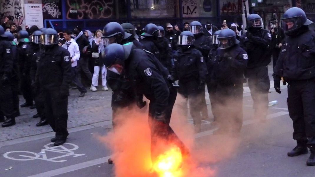 Eine propalästinensische Demonstration mit etwa 3.500 Teilnehmenden in Kreuzberg eskalierte in Berlin. 