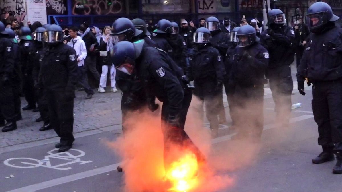 Eine propalästinensische Demonstration mit etwa 3.500 Teilnehmenden in Kreuzberg eskalierte in Berlin. 