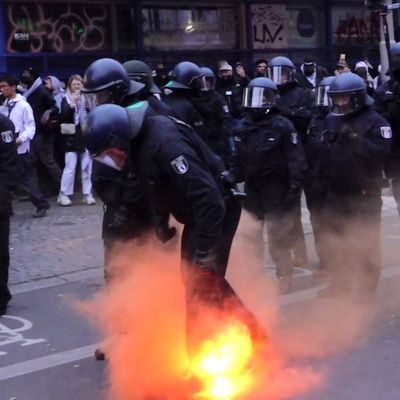 Eine propalästinensische Demonstration mit etwa 3.500 Teilnehmenden in Kreuzberg eskalierte in Berlin. 