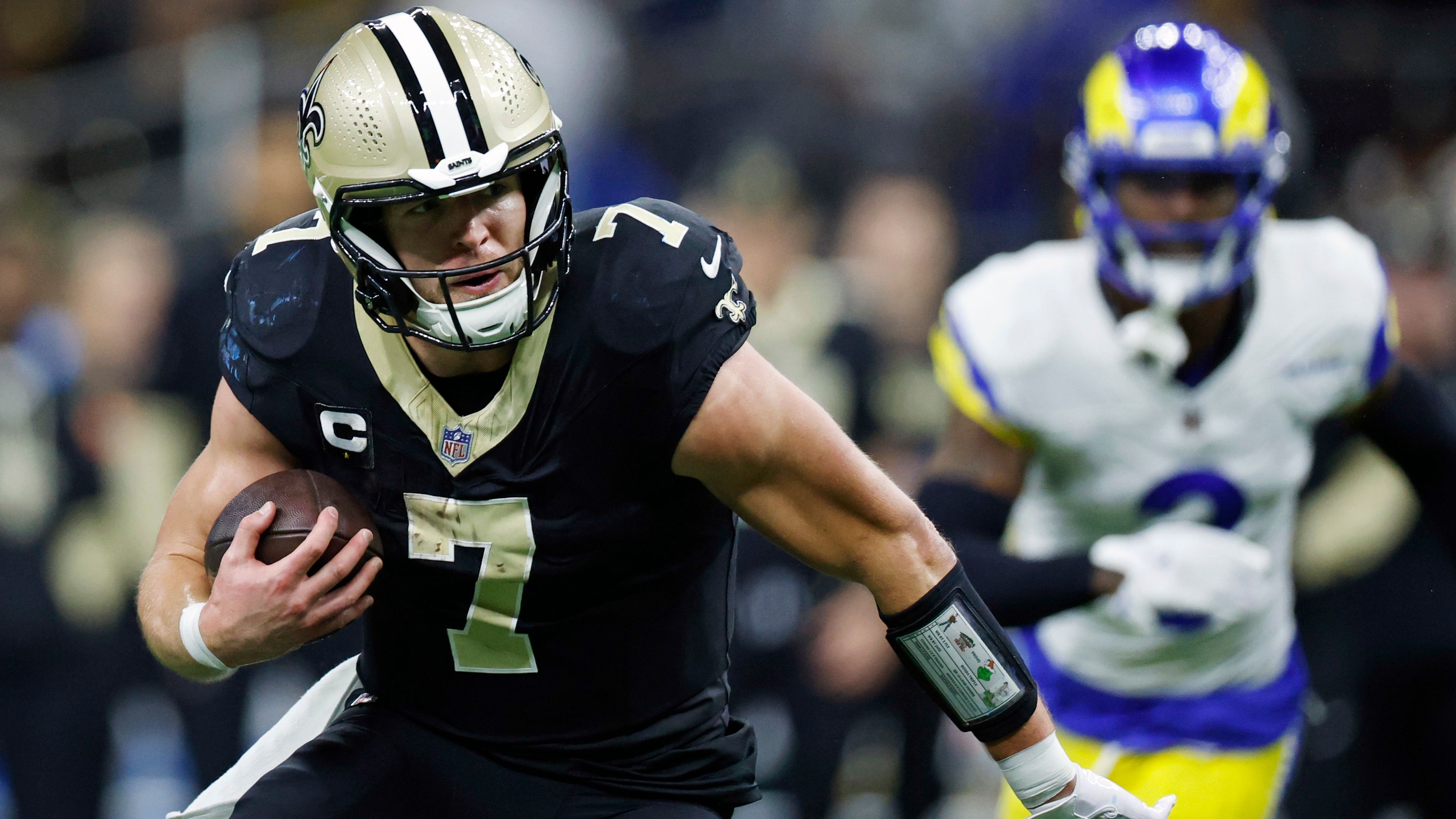 <em><strong>Taysom Hill (New Orleans Saints)</strong><br>Das "Schweizer Taschenmesser" kehrt zurück: Saints-Star Taysom Hill feiert am Sonntag gegen die New York Giants sein Comeback. Der 35-Jährige, der in der NFL bereits als Quarterback, Tight End und Running Back gespielt hat, hatte sich in Woche 13 der Vorsaison eine schwere Knieverletzung zugezogen und begann die laufende Spielzeit deshalb auf der PUP-Liste. Am Samstag wurde er offiziell aktiviert.</em>