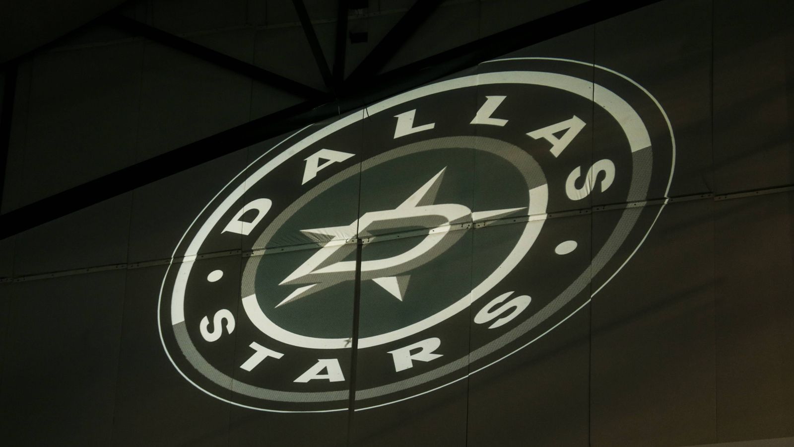 
                <strong>Dallas Stars</strong><br>
                Von 1967 bis 1993 war diese Franchise noch als Minnesota North Stars bekannt. Als das Team 1993 nach Texas zog, ließen sie den "Norden" in der Teambezeichnung weg. Stars passt aufgrund des Status des US-Bundesstaates Texas als "Lone Star State".
              