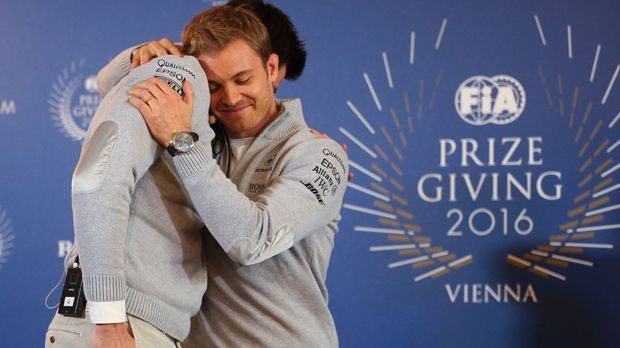 
                <strong>Wer wird Nachfolger von Nico Rosberg bei Mercedes?</strong><br>
                Nico Rosberg beendet seine Karriere: Mit dieser Nachricht hat der Formel-1-Weltmeister nicht nur die gesamte Motorsport-Königsklasse überrascht, sondern auch seinen Arbeitgeber. Bei Mercedes wird nun fieberhaft nach einem Nachfolger gesucht, dem neuen Teamkollegen von Lewis Hamilton. Beim Branchenprimus der vergangenen drei Jahre ist also ein Cockpit frei, doch die Anforderungen sind ebenso groß wie die Fußstapfen. Mercedes sucht einen Teamplayer für das beinharte Duell mit Hamilton und einen passenden Konzern-Repräsentanten.
              