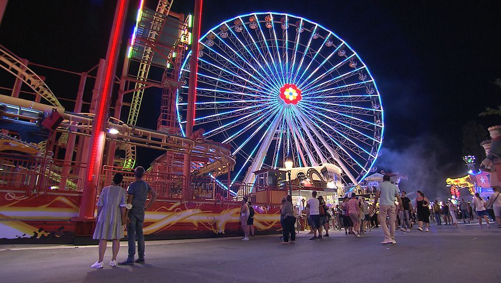 Nicht nur tagsüber ist es bunt und schrill im Wiener Prater. In der Nacht erstrahlen die Attraktionen in bunten Lichtern.