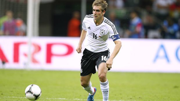 
                <strong>EM 2012 (Philipp Lahm)</strong><br>
                EM 2012: Bei Philipp Lahm hat sich im Laufe der Jahre nicht viel verändert, dafür hingegen bei den Trikots. Das Design erinnert an die klassische Version von 1984. In weiß mit wenig schwarzen Streifen schaffen sie es bis ins Halbfinale. Gewinner des Turniers ist erneut Spanien.
              