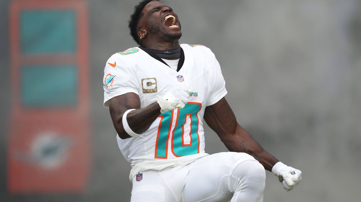 Syndication: Palm Beach Post Miami Dolphins wide receiver Tyreek Hill (10) runs onto the field during pregame ceremonies of an NFL, American Football Herren, USA game against the Las Vegas Raiders ...