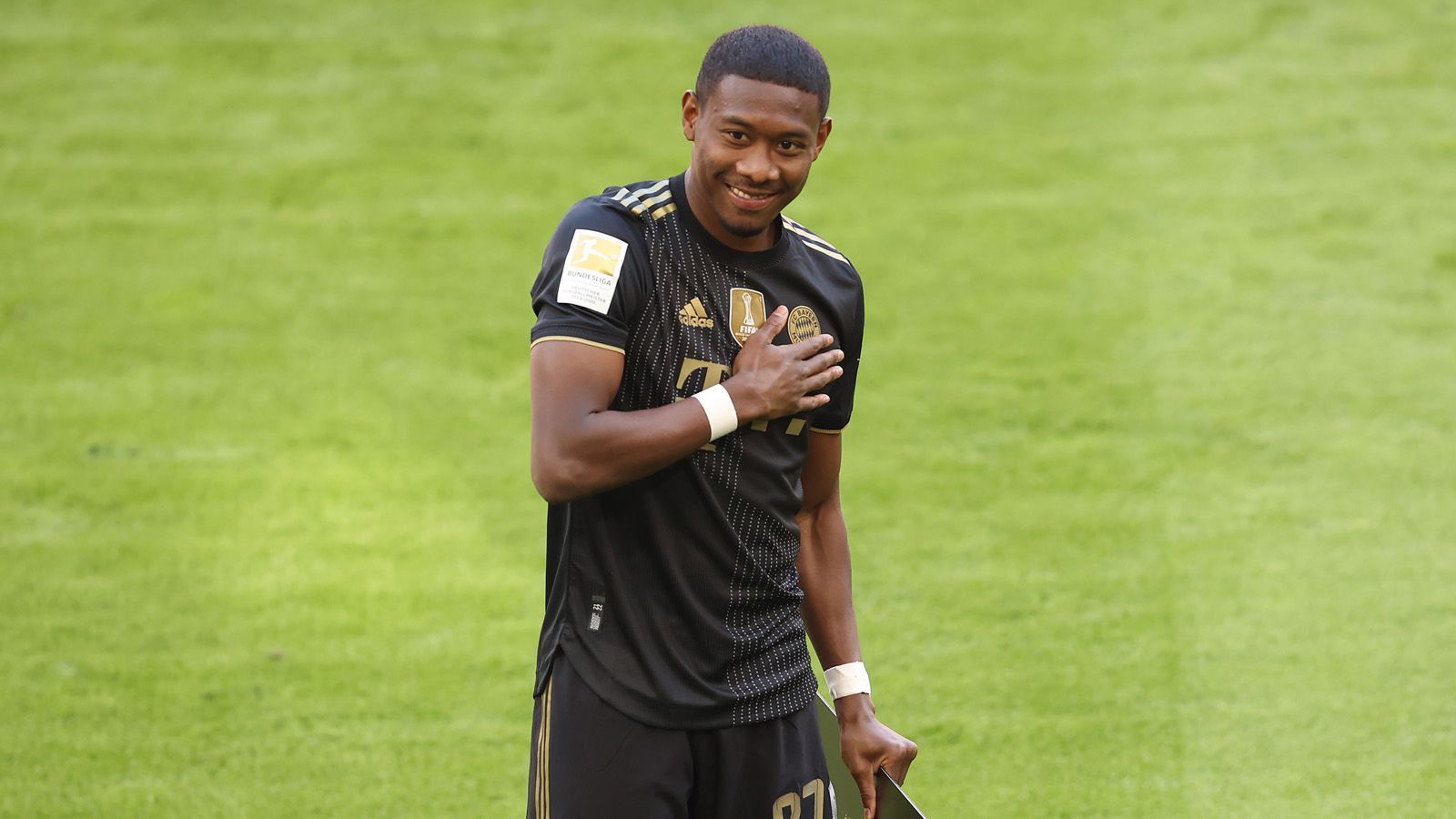 
                <strong>David Alaba</strong><br>
                Ähnliches gilt für David Alaba. Nach 13 Jahren in München verließ der Österreicher den Rekordmeister am Ende ablösefrei in Richtung Real Madrid. Alabas Gehaltsforderungen sollen utopisch gewesen sein, sodass die Bayern ihre Schmerzgrenze hinsichtlich eines neuen Angebots überschritten sahen. Doch hätte Salihamidzic Alaba entweder eher verkauft oder seinen Vertrag frühzeitig verlängert - und sei es nur um ein Jahr - hätte der FC Bayern am Ende noch einmal deftig abkassiert. Zu Brazzos Verteidigung: Selbst Uli Hoeneß ist ein solcher Fehler als Manager schon unterlaufen, als Michael Ballack 2006 ablösefrei zum FC Chelsea gewechselt war. Brazzo-Note: 5 
              