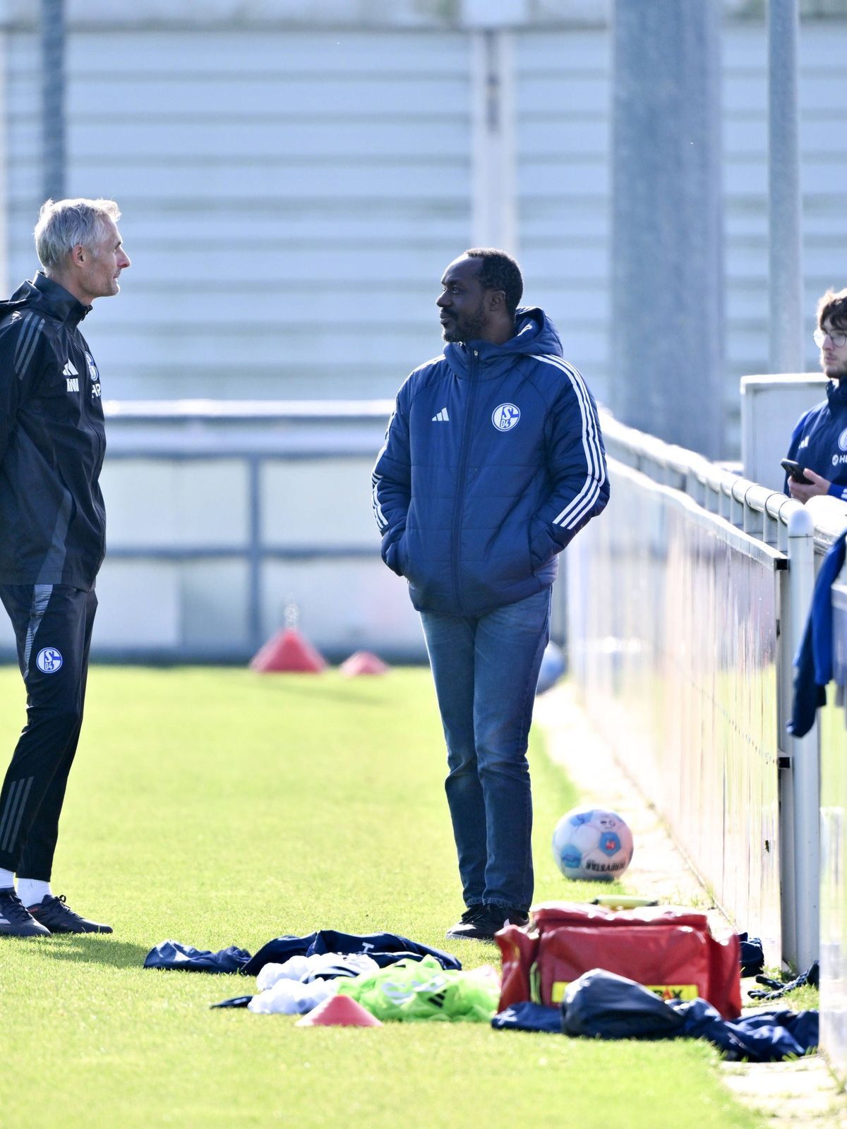 Trainer Kees van Wonderen (FC Schalke 04), li., und Ben Manga (Sportdirektor Schalke 04) 15.10.2024, Fussball Saison 2024 2025, 2. Bundesliga, Training FC Schalke 04 Gelsenkirchen Trainingsgelände ...