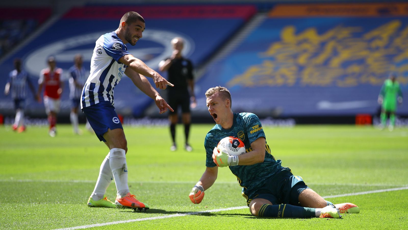 
                <strong>Bernd Leno verletzt - Das ist passiert</strong><br>
                Leno krümmt sich sofort mit Schmerzen auf dem Boden. Da er dabei mit dem Ball in der Hand außerhalb des Strafraums liegt, fordert Maupay sogar noch Rot und einen Freistoß.
              