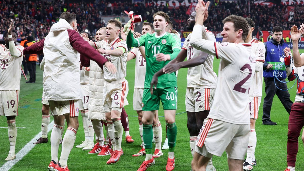 Bayern jubeln mit den Fans, GER, Bayer 04 Leverkusen - FC Bayern Muenchen, Fussball, Champions-League, Achtelfinale, Rueckspiel, Saison 2024 2025, 11.03.2025 GER, Bayer 04 Leverkusen - FC Bayern Mu...