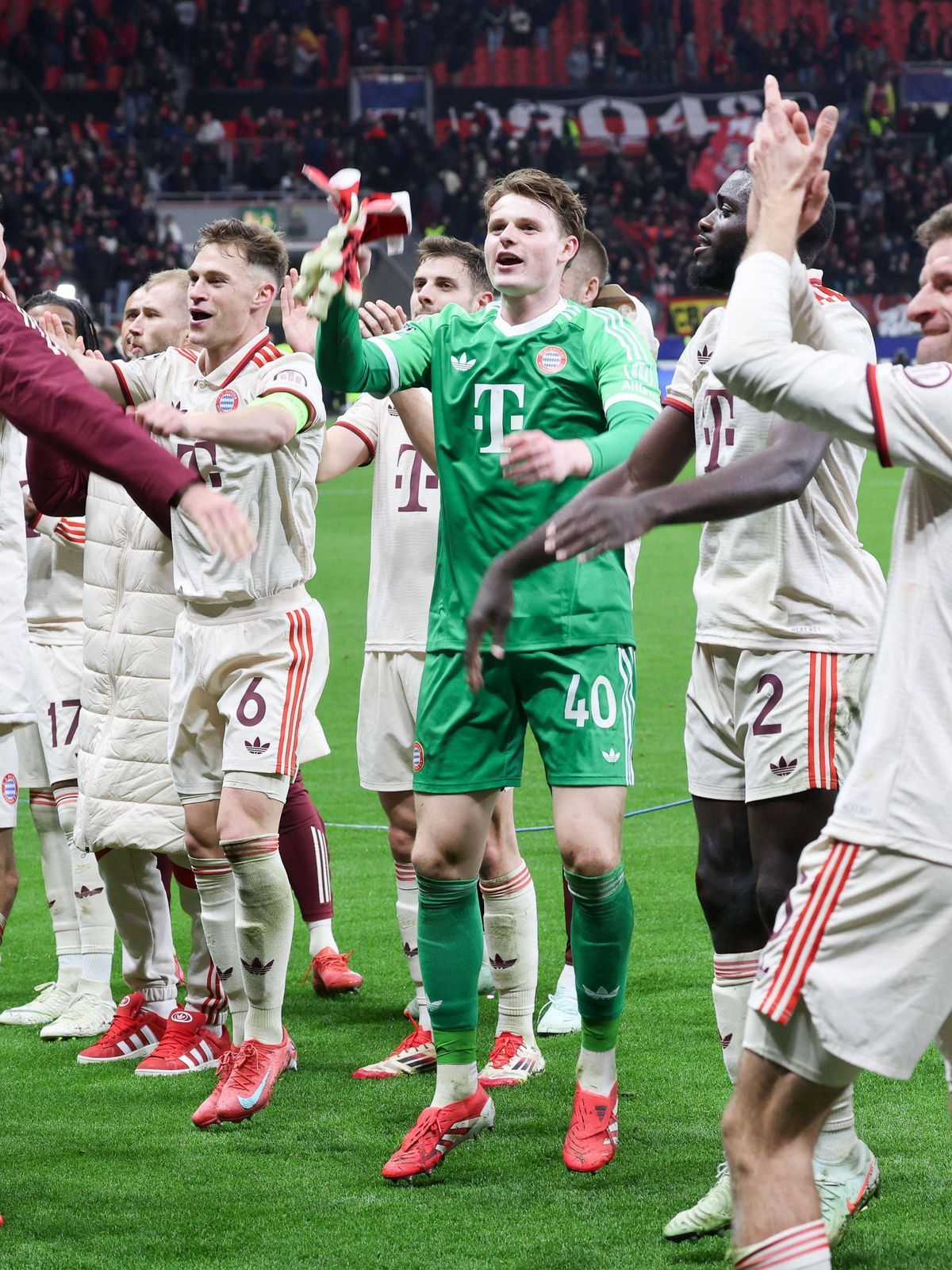 Bayern jubeln mit den Fans, GER, Bayer 04 Leverkusen - FC Bayern Muenchen, Fussball, Champions-League, Achtelfinale, Rueckspiel, Saison 2024 2025, 11.03.2025 GER, Bayer 04 Leverkusen - FC Bayern Mu...