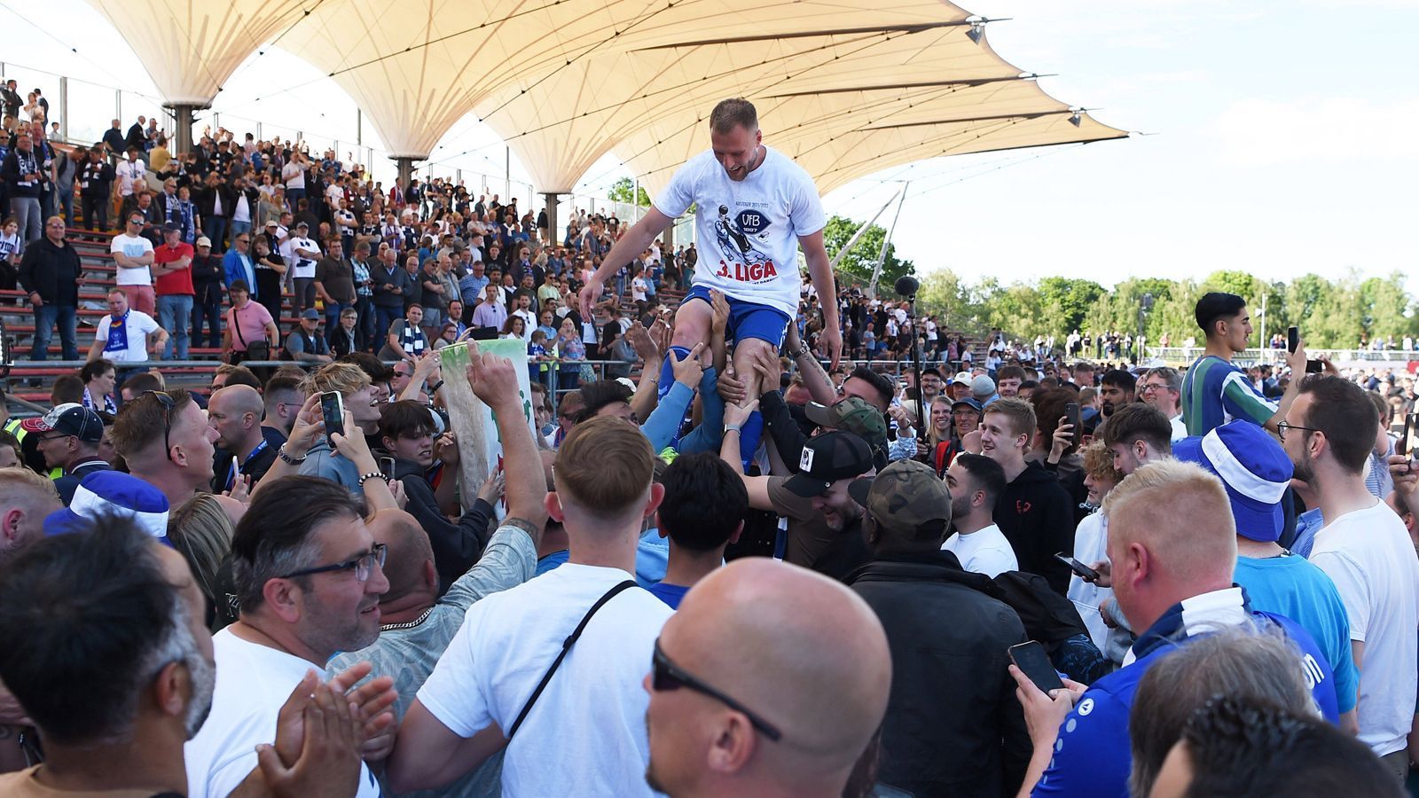 
                <strong>VfB Oldenburg</strong><br>
                Den Grundstein für den Aufstieg legten Kapitän Max Wegner (Mi.) und Co. bereits im Playoff-Hinspiel, als Oldenburg mit 2:0 in Berlin gewann. So konnte es sich der VfB sogar erlauben, das Rückspiel zuhause mit 1:2 zu verlieren. Am Ende wurde der Aufstieg von 12.000 Zuschauern im ausverkauften Marschweg-Stadion ausgelassen gefeiert, immerhin ist es Oldenburgs Rückkehr in den Profifußball nach 25 Jahren. 
              