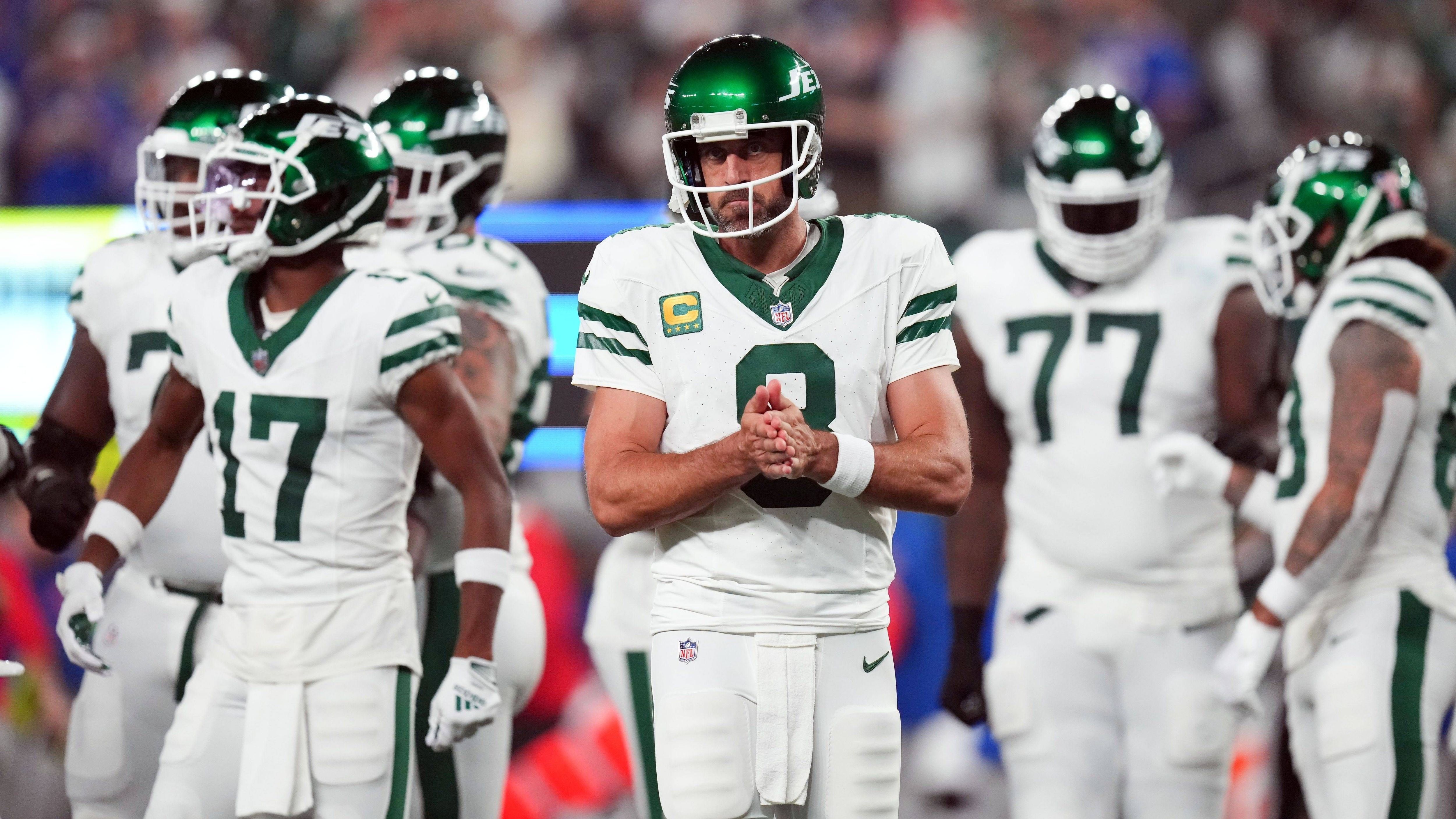 <strong>Aaron Rodgers: Achillessehne</strong><br>Vieles deutet darauf hin, dass Aaron Rodgers den New York Jets zum Saisonstart zur Verfügung stehen wird. Immerhin zog er sich bereits am ersten Spieltag 2023 den Achillessehnenriss zu. Der 40-Jährige wollte zum Ende der Saison sogar schon wieder spielen und nahm in der Offseason bereits am Training teil. Ob er aber tatsächlich bei 100 Prozent ist, wird man sehen.