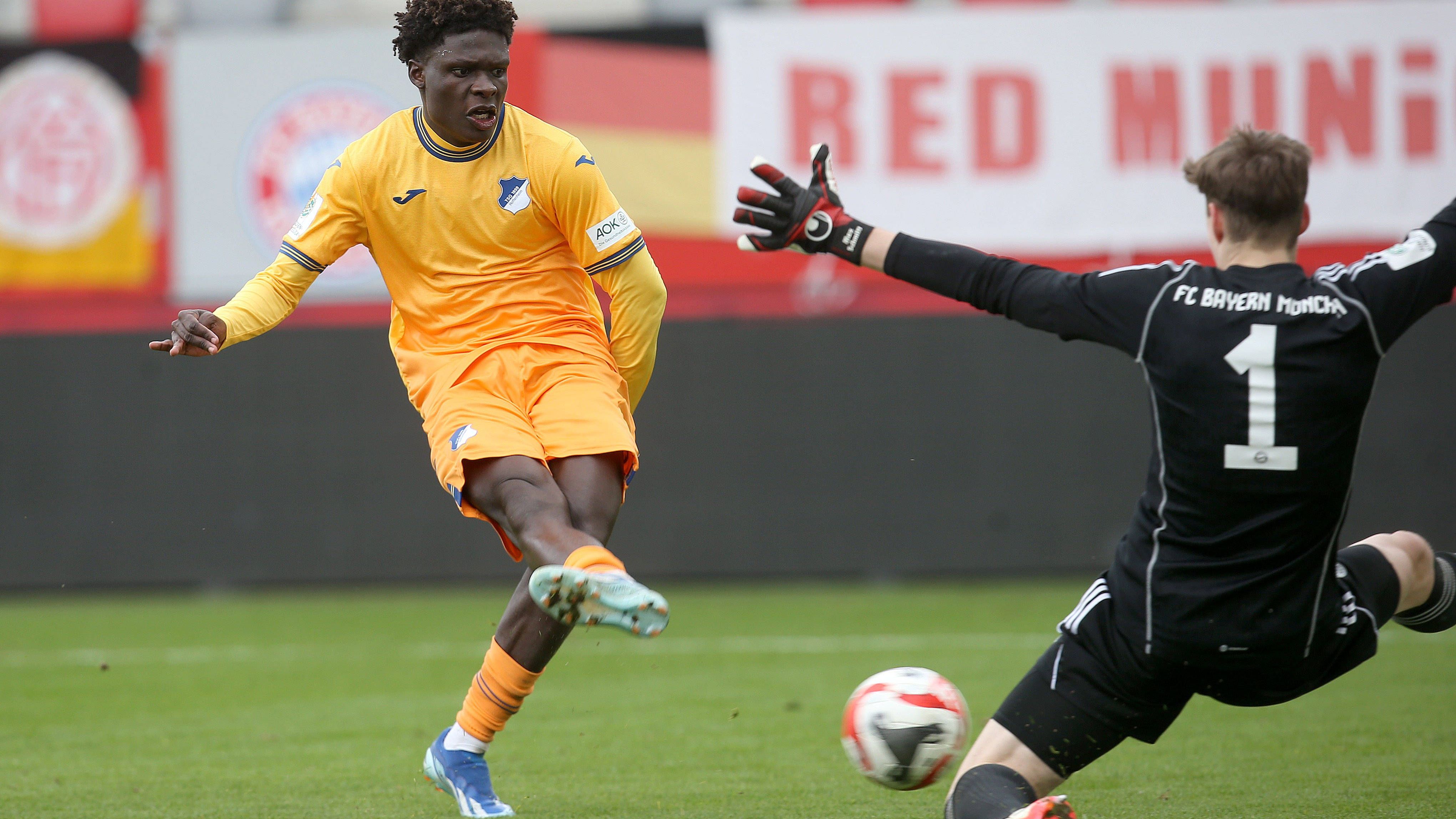 <strong>Max Schmitt (Torwart, 18)</strong><br>Er bringt Qualitäten im Pass- und Positionsspiel mit, ist aber auch auf der Linie und in der Strafraumbeherrschung ein sehr guter Torhüter. Im Achtelfinale gegen Feyenoord zeigte Schmitt kurz vor Schluss einen spektakulären Reflex und sicherte so den historischen Einzug ins Viertelfinale. Bei den Profis stand er bereits dreimal im Kader.