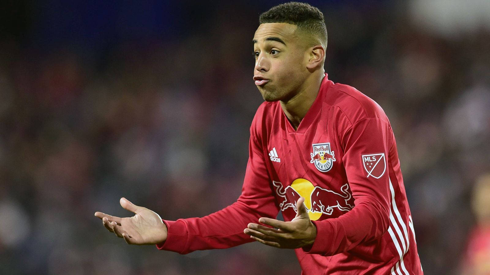 
                <strong>Tyler Adams (RB Leipzig)</strong><br>
                Seit Leipzigs Sportdirektor Ralf Rangnick Anfang September bekanntgab, dass für den Winter schon zwei Spieler verpflichtet wurden, pfiffen es die Spatzen von den Dächern: Einer der beiden feststehenden Neuzugänge ist Tyler Adams. Nun gaben die Sachsen den Transfer des 19-jährigen US-Amerikaners auch offiziell bekannt. Der Mittelfeldspieler aus Wappingers Falls (Bundesstaat New York) wechselt von Leipzigs Partnerklub New York Red Bulls in die Bundesliga und unterschrieb einen Vertrag bis 2023. Zuletzt scheiterte der US-Nationalspieler mit den Red Bulls noch im Halbfinale der MLS-Playoffs an Atlanta United. Insgesamt lief das Top-Talent 74 Mal für den Klub aus dem Big Apple auf, unter anderem in der nord- und mittelamerikanischen Champions League. Sein Debüt in MLS und CONCACAF Champions League gab Adams unter dem aktuellen Leipziger Co-Trainer Jesse Marsch.
              