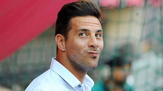 
                <strong>Claudio Pizarro zurück nach Bremen</strong><br>
                Der verlorene Sohn kehrt zurück! Zum dritten Mal heuert Claudio Pizarro bei Werder Bremen an. Der Peruaner unterschreibt einen Ein-Jahres-Vertrag und erhält die Rückennummer 14. Es ist nicht die erste spektakuläre Rückholaktion der Bundesliga...
              