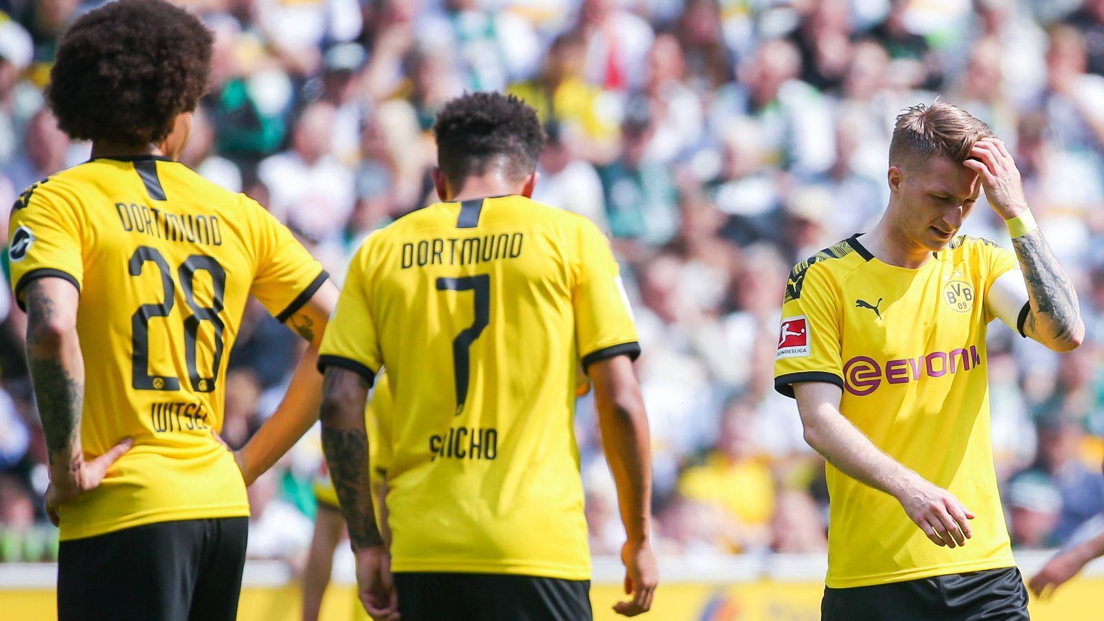 
                <strong>Aber die BVB-Stars tun sich lange schwer!</strong><br>
                Die Stars auf dem Platz tun sich gegen die "Fohlen" anfangs schwer. Reus (rechts) und Co. spielen kaum klare Torchancen heraus.
              