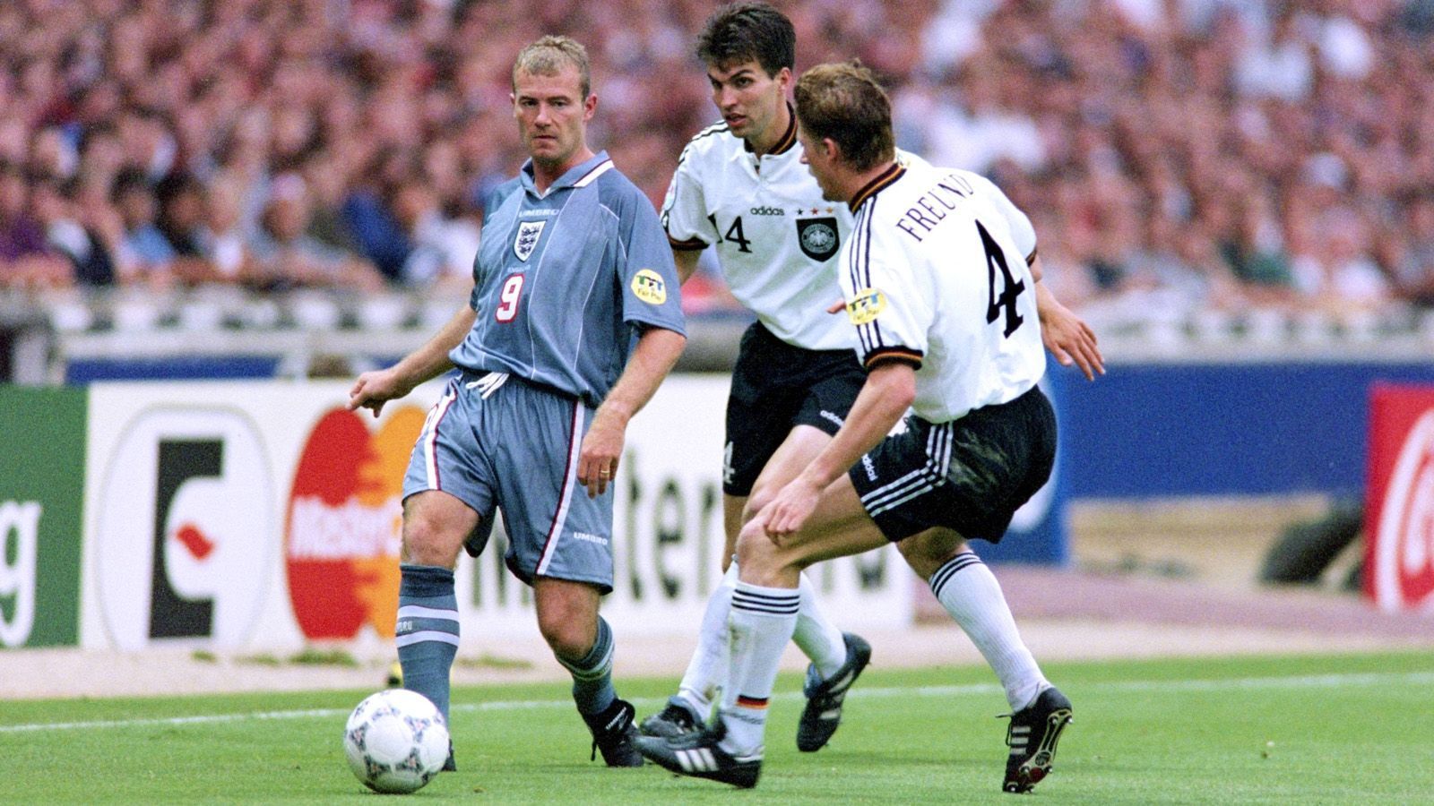 
                <strong>EM 1996: England - Deutschland 1:1 (1:1, 1:1) n.V., 5:6 i.E.</strong><br>
                Eine erneute bittere Niederlage gegen Deutschland kassierten die Engländer bei ihrer Heim-EM 1996 im Halbfinale. Nach Englands frühem Führungstreffer von Alan Shearer glich der spätere U21-Bundestrainer Stefan Kuntz in der 16. Minute aus ...
              