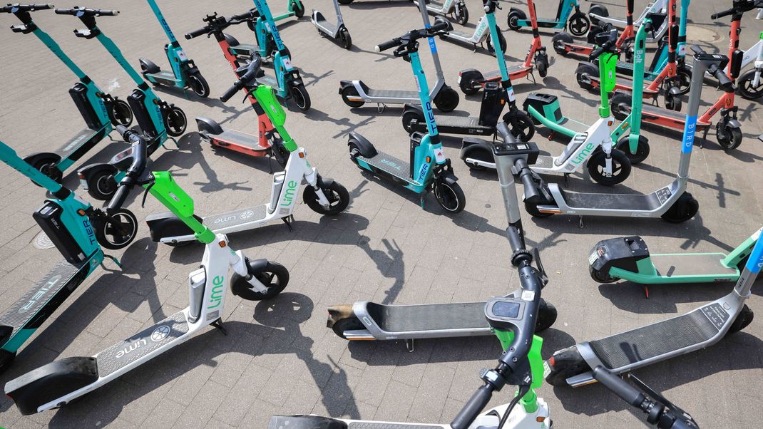 Gelsenkirchen geht gegen die beliebten E-Scooter vor: Sie werden verboten. (Symbolbild)