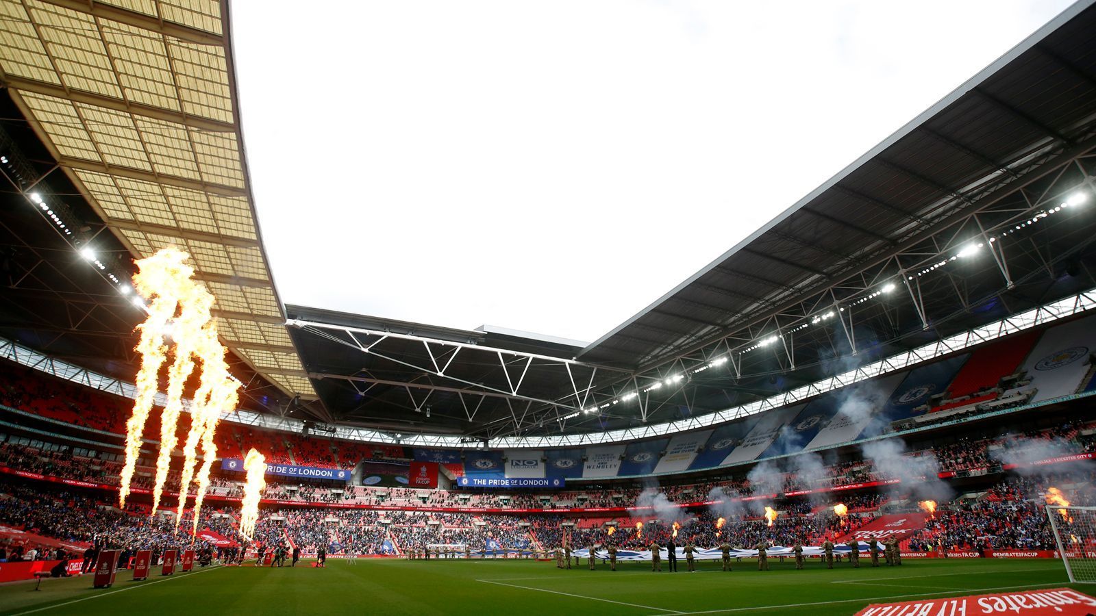 
                <strong>Feuershow vor Beginn</strong><br>
                Mit einer Feuer-Show ging es vor mehr als 20.000 Fans im Wembleystadion vor dem Duell zwischen Leicester City und dem FC Chelsea los. 
              