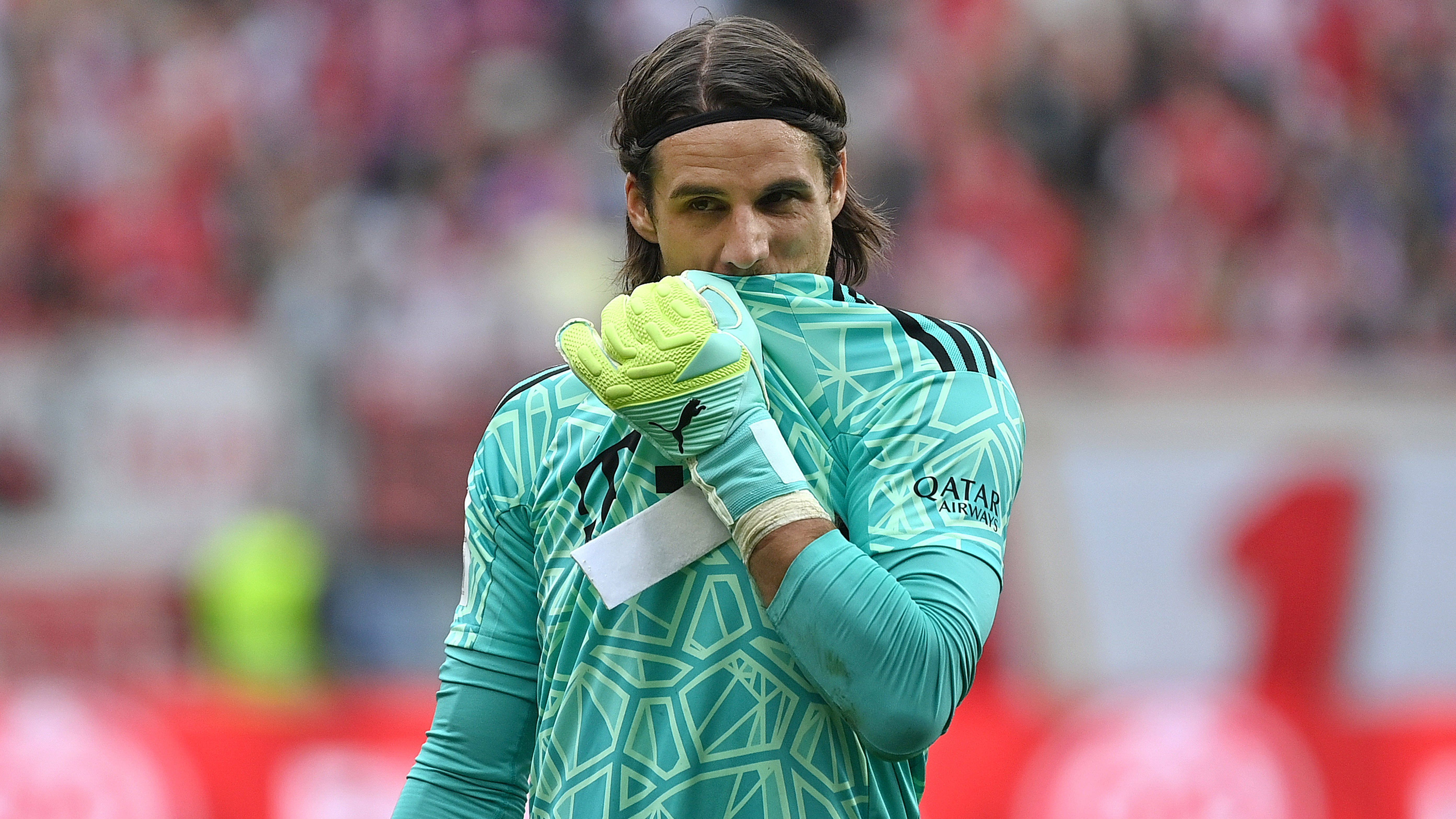 
                <strong>Verlierer: Yann Sommer</strong><br>
                Selten war es in letzter Zeit ruhig um Yann Sommer. Nach der Kritik an seiner Körpergröße muss der Keeper des FC Bayern München sich nun dem Vorwurf haarsträubender Fehler erwehren. Vorm zwischenzeitlichen 1:1 der Mainzer ließ Sommer den Ball nach vorne abprallen und hatte somit großen Anteil an der Niederlage des deutschen Rekordmeisters. Nun wird sogar spekuliert, ob der 1,83-Meter-Mann künftig von Ersatz-Torhüter Sven Ulreich ersetzt wird. Keine einfache Zeit für den Ex-Gladbacher.
              