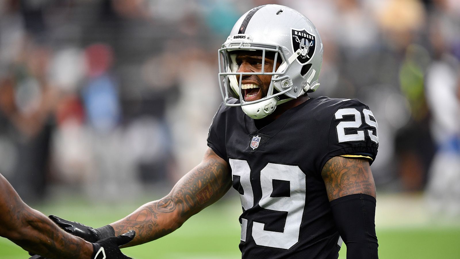 
                <strong>Las Vegas Raiders: Casey Hayward</strong><br>
                Casey Hayward avancierte bei den Las Vegas Raiders zu einem der besseren Cornerbacks der abgelaufenen Spielzeit. Der Routinier ließ lediglich 388 Yards in seiner Deckung zu und hatte großen Anteil an dem Leistungssprung der gesamten Raiders-Defense. Mit seiner Erfahrung könnte er eine wichtige Rolle im Umbau unter dem neuen Head Coach Josh McDaniels einnehmen. 
              