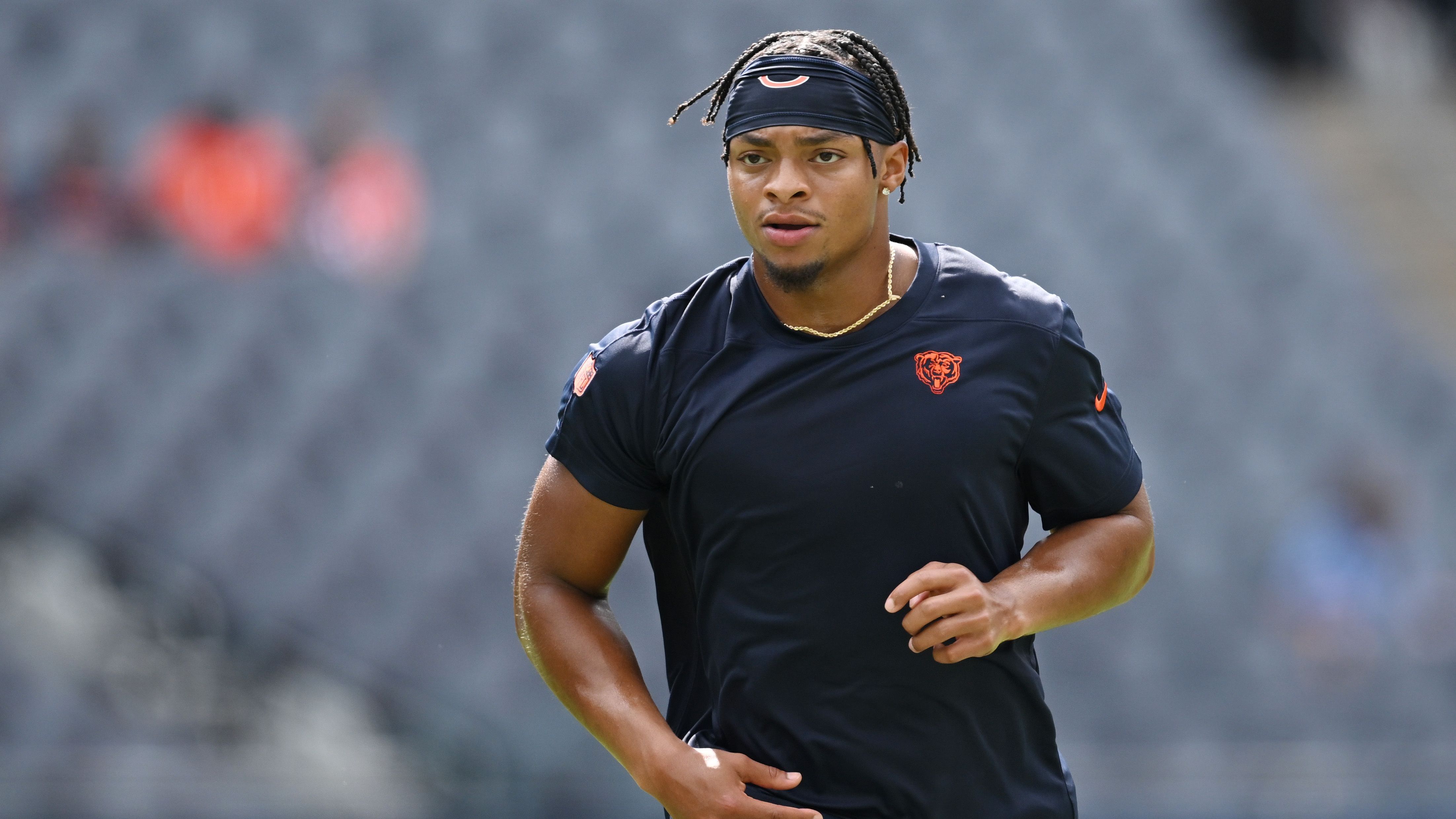 <strong>Justin Fields</strong><br>Mit dem elften Pick ging der nächste Quarterback nach Lance vom Board. Die Chicago Bears sicherten sich mit Justin Fields ihren neuen Hoffnungsträger. Die Tendenz zeigt nach oben, besonders in Sachen Passspiel muss der 24-Jährige sich in der kommenden Saison aber noch steigern. 2022 führte Fields alle Quarterbacks der Liga mit 1143 Rushing Yards an, erzielte in 15 Spielen aber nur 2242 Passing Yards, was Platz 26 in der NFL bedeutete.