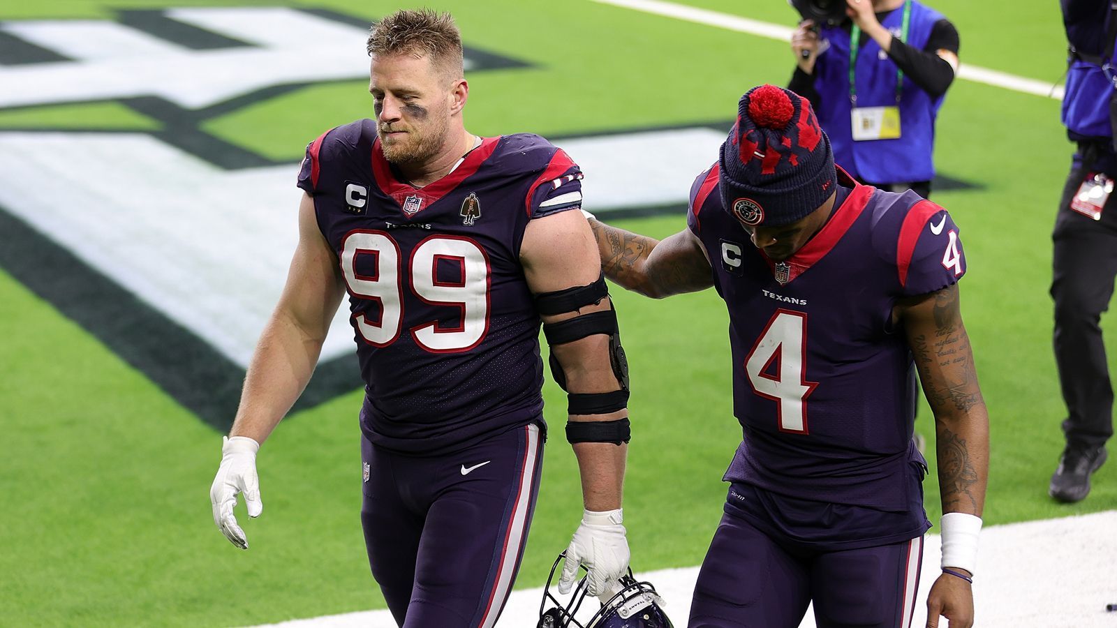 
                <strong>Houston Texans</strong><br>
                Die Houston Texans sind immer noch ein Scherbenhaufen. Ex-Head-Coach und General Manager Bill O'Brien hat mit fragwürdigen Trades schlechte Voraussetzungen geschaffen, mit J.J. Watt hat die Identifikationsfigur des Teams das Schiff verlassen und der von Skandalen verfolgte Deshaun Watson hat auch keine Lust mehr, in Houston zu bleiben. Immerhin erschien er zum Start des Camps, doch wie es mit ihm weitergeht, ist offen. David Culley und Nick Caserio müssen die Franchise komplett neu aufbauen. Auf die Franchise wartet eine Menge Arbeit - und trotzdem kann niemand erwarten, dass dieses Team konkurrenzfähig sein wird.
              