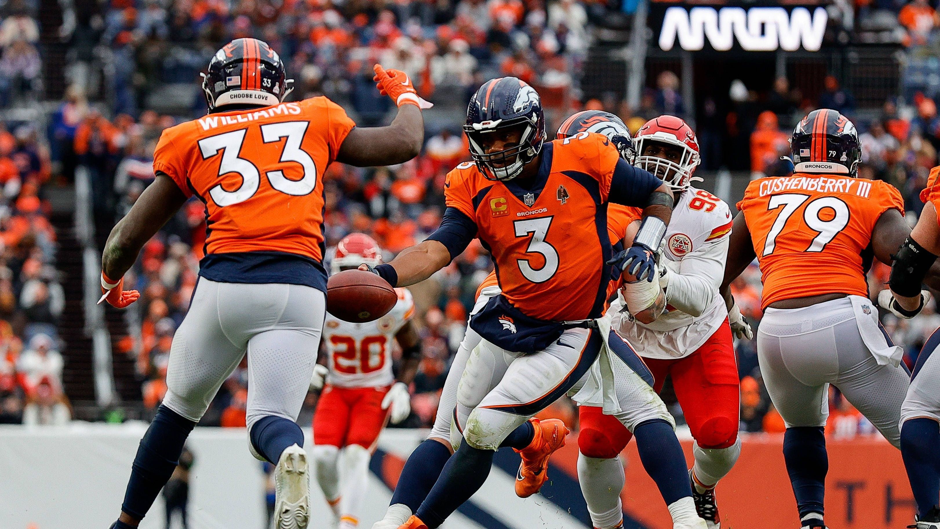 <strong>Platz 12: Denver Broncos (Vorwoche: 10)</strong><br>Eine ganze Woche schafften es die Denver Broncos, sich im <strong>ran</strong> Power Ranking in den Top 10 zu halten. Danach folgte ein enttäuschendes 17:22 bei den Houston Texans, bei der Russell Wilson am Ende noch eine fragwürdige Interception in der Endzone warf. Das erinnerte ein bisschen an 2022. Wir verzeihen das als Ausrutscher - erstmal.