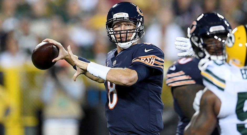 
                <strong>Chicago Bears: Mike Glennon</strong><br>
                Ein ähnliches Schicksal wie Kizer erlitt auch Mike Glennon bei den Bears. Als Starter von den Buccaneers nach Chicago gewechselt, währte das Vergnügen nur vier Spiele lang. 883 Yards, vier Touchdowns und fünf Interceptions führten zu drei Saisonniederlagen und dazu, dass Rookie Mitchell Trubisky den Starting-Job übernehmen durfte.
              