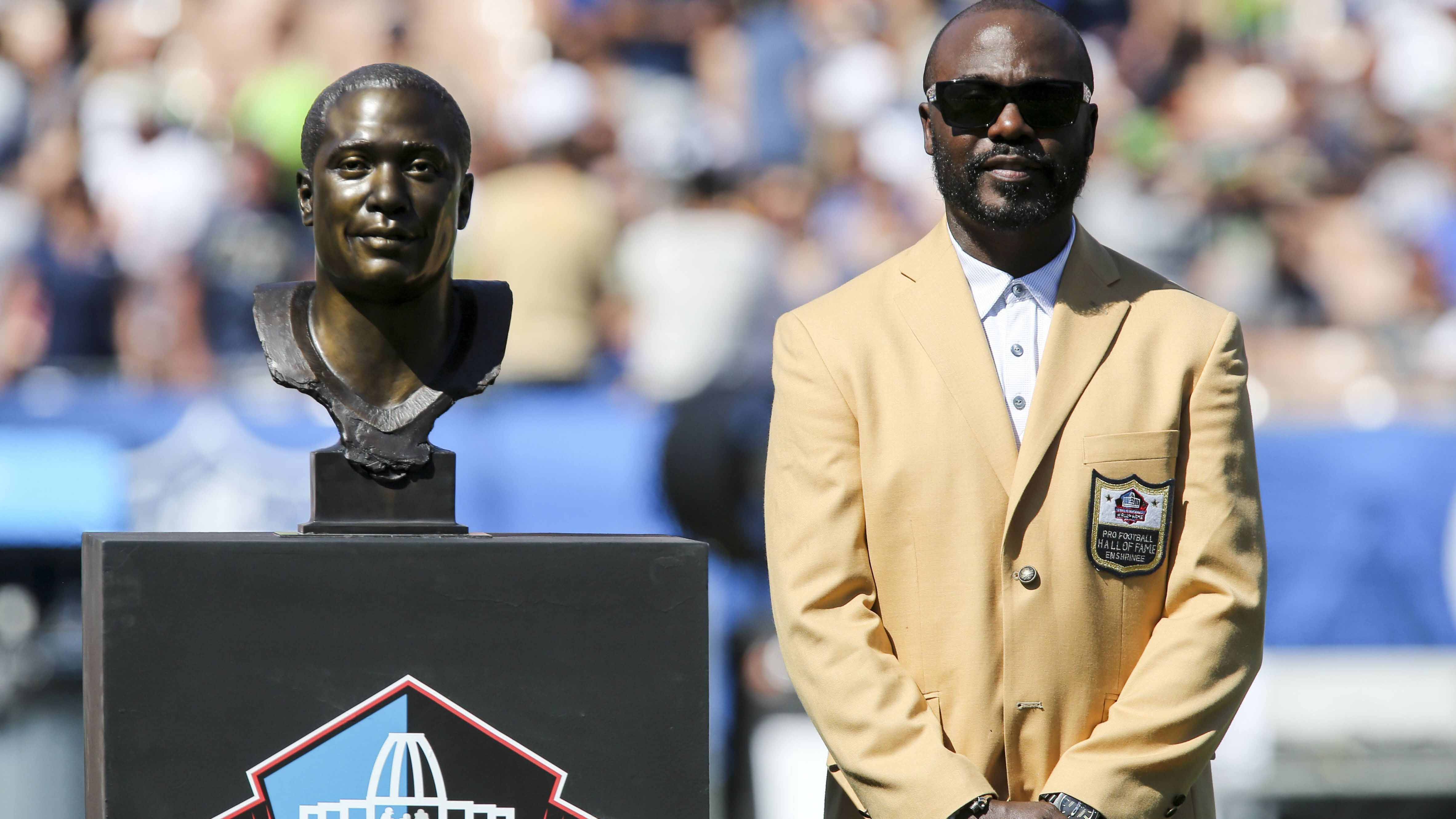 
                <strong>Marshall Faulk (1994 - 2005 / Indianapolis Colts, St. Louis Rams)</strong><br>
                Einer der wenigen Nicht-Quarterback-MVPs der NFL der vergangenen 20 Jahre. Der siebenmalige Pro-Bowler spielte bei den Indianapolis Colts und bei den St. Louis Rams. Dank seiner besonders starken Zeit bei den Rams entschied sich die Franchise, die Rückennummer Faulks nicht mehr zu vergeben.
              