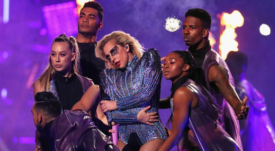 
                <strong>Super Bowl 2017: Die Halftime-Show von Lady Gaga</strong><br>
                Der Star im Kreis seiner Untertanen.
              