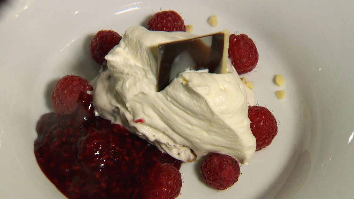 Vanilleeis mit frischen Himbeeren