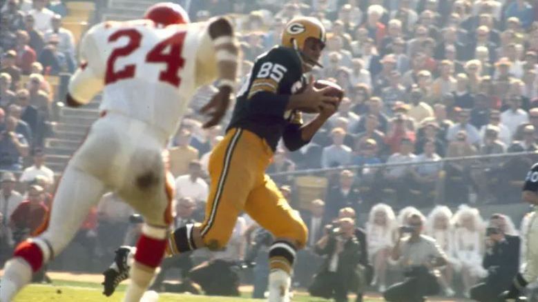 
                <strong>Super Bowl I: Max McGee wird verkatert zum Matchwinner</strong><br>
                Die erste eigentlich unglaubliche Geschichte gab es bereits beim allerersten Super Bowl zwischen den Green Bay Packers und den Kansas City Chiefs. Max McGee, Wide Receiver der Packers, war eigentlich nur Backup bei Green Bay. Dessen bewusst, ließ es sich McGee nicht nehmen, in der Nacht vor dem Spiel feiern zu gehen. Am Spieltag musste die Nummer 85 der Packers verletzungsbedingt doch spielen - und das völlig verkatert. Das machte jedoch nichts, beim 35:10 der Packers fing er sieben Bälle für 138 Yards und einen Touchdown.
              