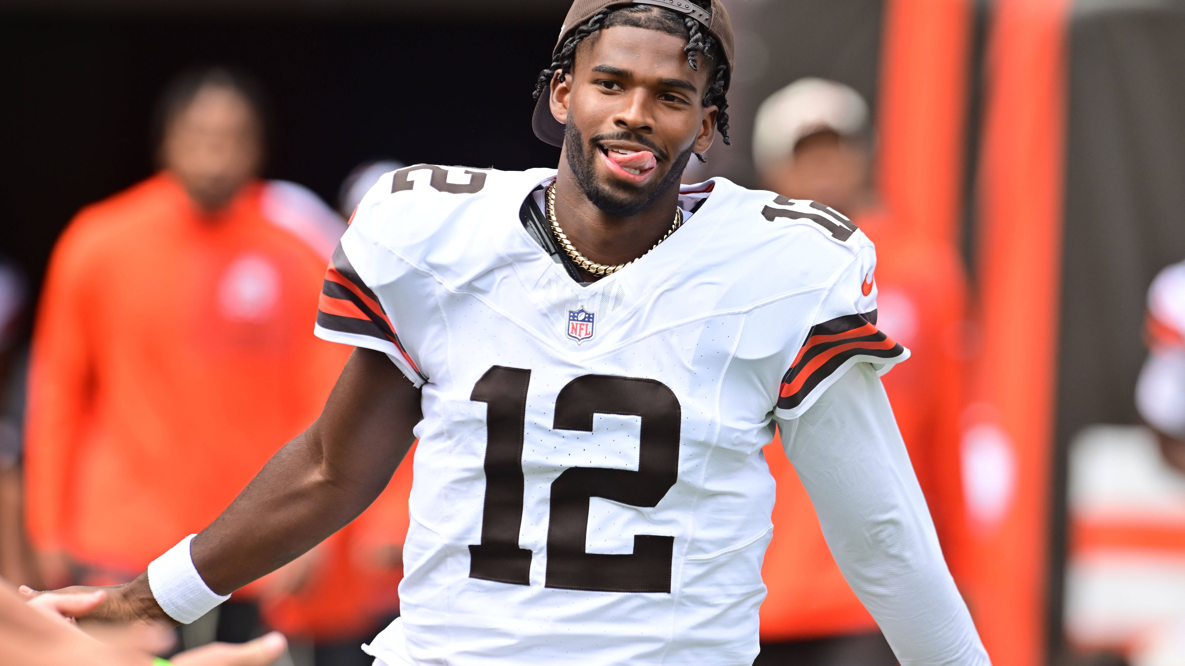<strong>Shedeur Sanders (Cleveland Browns)</strong><br>Die reinen Preseason-Stats des an 144 gedrafteten Sanders lesen sich ordentlich: Zwei Touchdowns, keine Interception, insgesamt 152 Passing Yards. Allerdings gelang das fast ausschließlich beim Sieg gegen die Panthers. In Woche 3 gegen die Rams zeigte er sich dann von der schwächeren Seite mit gleich fünf (!) Sacks, unter anderem einen für 24 Yards Raumverlust. Immer wieder verpasste Sanders Pass-Möglichkeiten, hielt den Ball zu lange und sorgte so für Raumverlust. Da war noch viel Luft nach oben. Nach dem Cut von Tyler Huntley dürfte Sanders dennoch besser schlafen.
