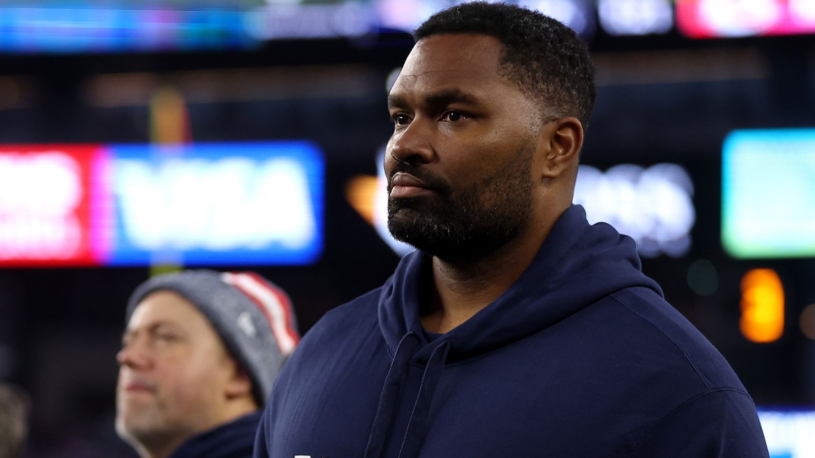 <strong>Jerod Mayo (Inside Linebackers Coach, New England Patriots)</strong><br>Offiziell kein Coordinator, sondern ein Positionscoach. Doch intern wird Mayo hoch gehandelt und übernimmt insgeheim auch viele Aufgaben eines Defensive Coordinators. Sollte Bill Belichick die Franchise verlassen, gilt Mayo als interner Top-Kandidat zur Nachfolge. Unter ihm haben die Pats traditionell eine brutale Verteidigung. Besitzer Robert Kraft soll viel von ihm halten.