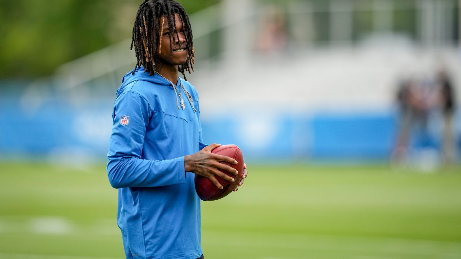 
                <strong>Jameson Williams (Detroit Lions)</strong><br>
                Die Detroit Lions müssen zum Saisonauftakt auf Wide Receiver Jameson Williams verzichten. Der Erstrundenpick aus dem diesjährigen Draft zog sich im College-Finale Anfang des Jahres einen Kreuzbandriss zu. Zwar seien die Lions mit dem Heilungsprozess beim 21-Jährigen laut "ESPN" sehr zufrieden, ein Einsatz zum Saisonstart komme für Williams allerdings noch zu früh.
              