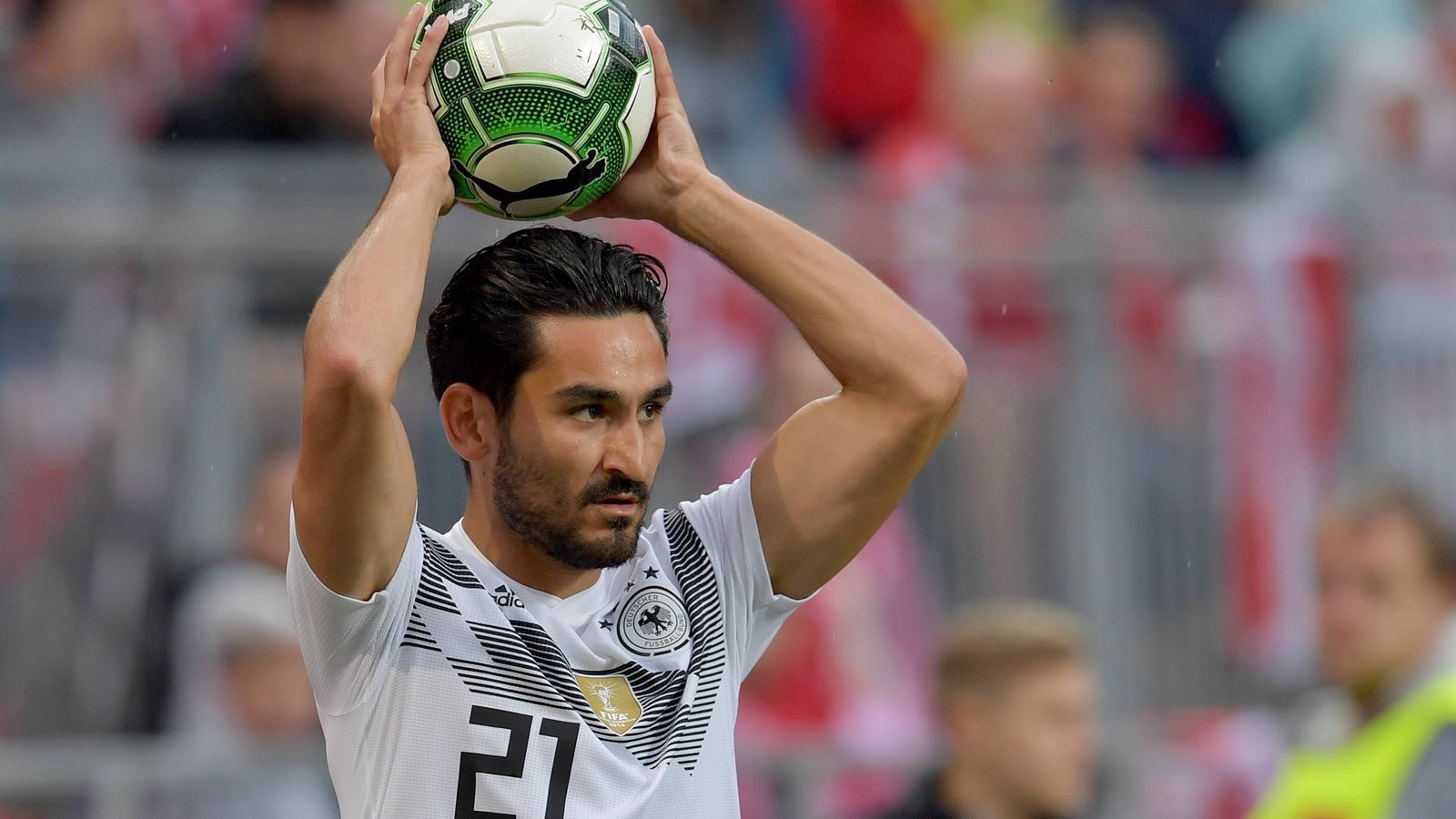 
                <strong>İlkay Gündogan</strong><br>
                Es mangelt Gündogan nicht an guten Ideen. Immer wieder versucht er, mit cleveren Pässen Chancen für die Mitspieler zu kreieren. Jedoch kommen seine Bälle in den entscheidenden Situationen oftmals nicht an. Anfang der zweiten Halbzeit leistet er sich auch in der eigenen Hälfte einen Fehlpass, der den Österreichern eine gute Chance ermöglicht. ran-Note: 4
              