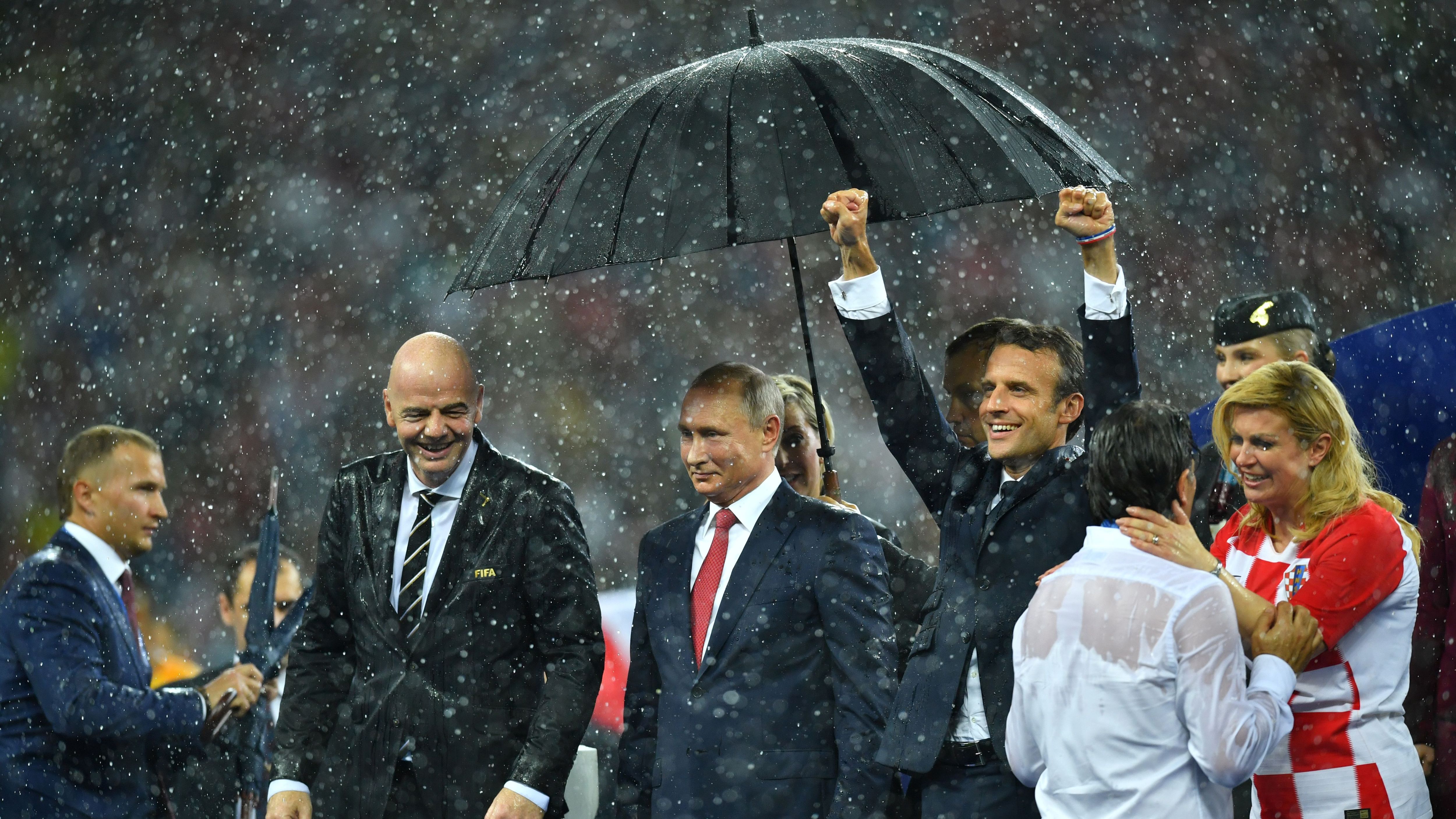 15. Juli 2018: Skurriles WM-Finale - Nur Putin (Mitte) bekam bei der regenreichen Siegerehrung einen Regenschirm.