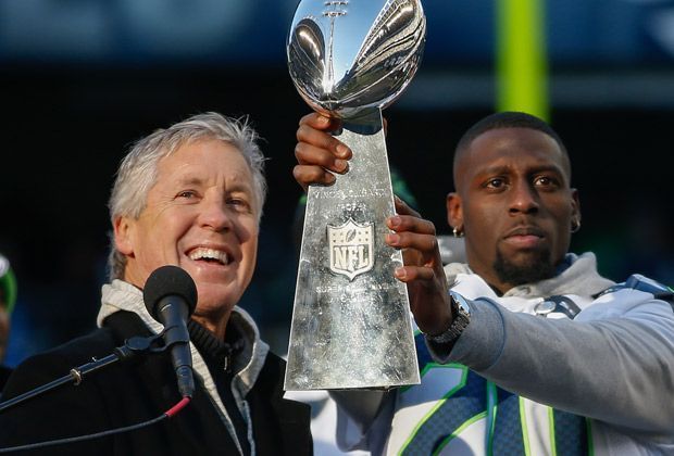 
                <strong>Der Erfolgstrainer</strong><br>
                Der Vater des Erfolges ist ohne Frage Pete Carroll (l.). Stolz präsentiert der 62-Jährige die Trophäe mit Running Back Jeremy Lane (r.).
              