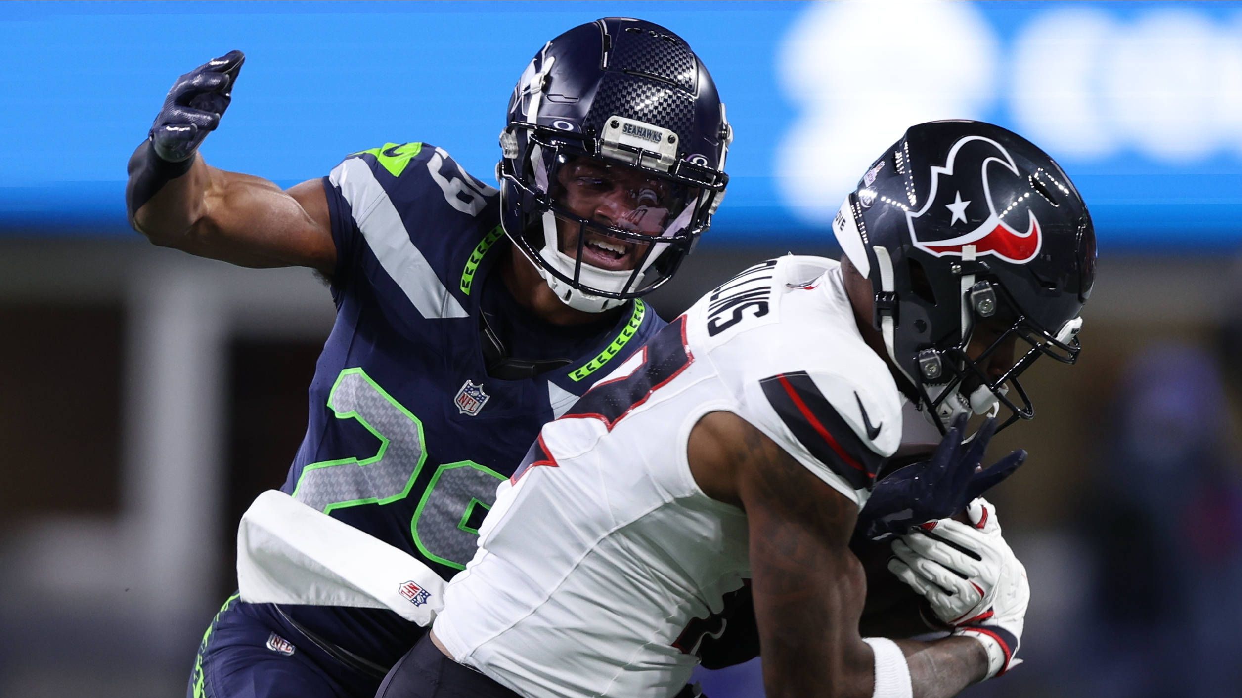 <em><strong>Nico Collins (Houston Texans)</strong><br>Die Texans verloren im MNG nicht nur mit 19:27 gegen die Seattle Seahawks, sondern auch Nico Collins. Der Wide Receiver schlug im vierten Viertel nach einem Pass von Quarterback C.J. Stroud beim Fangversuch mit dem Kopf auf dem Boden auf. Laut Head Coach DeMeco Ryans zog sich Collins dabei eine Gehirnerschütterung zu, sein Zustand soll im Laufe der Woche evaluiert werden.</em>
